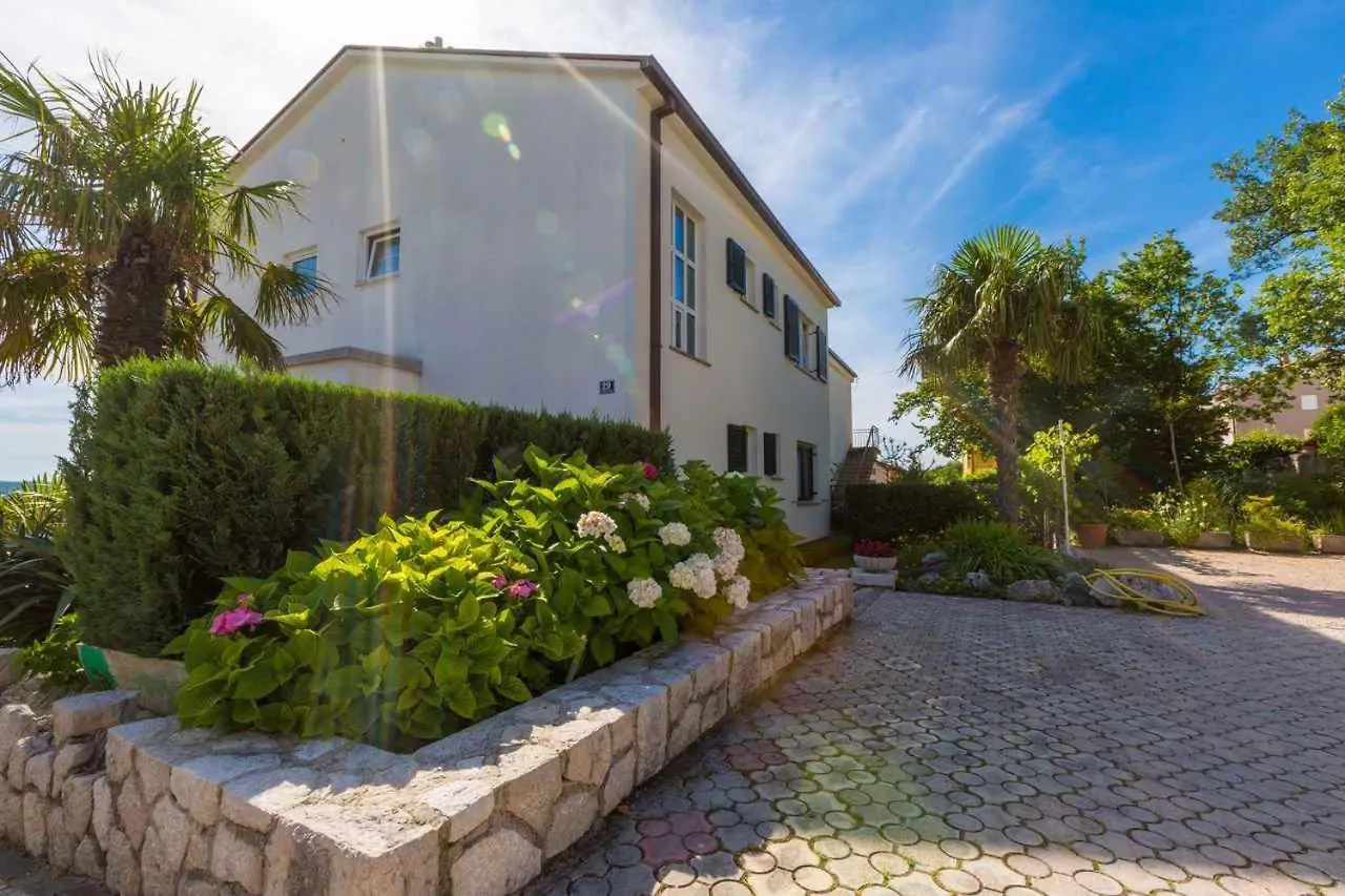 Two-Bedroom Apartment Crikvenica 3 0*,
